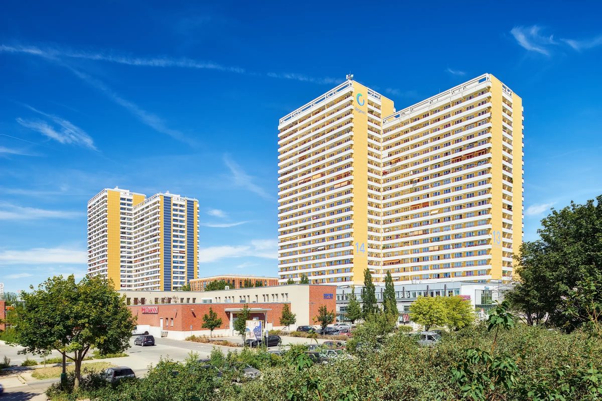 Architekturfotograf Stuttgart · GRANDAIRE Wohnbereich mit Pendelleuchten und Ausblick auf Berlin