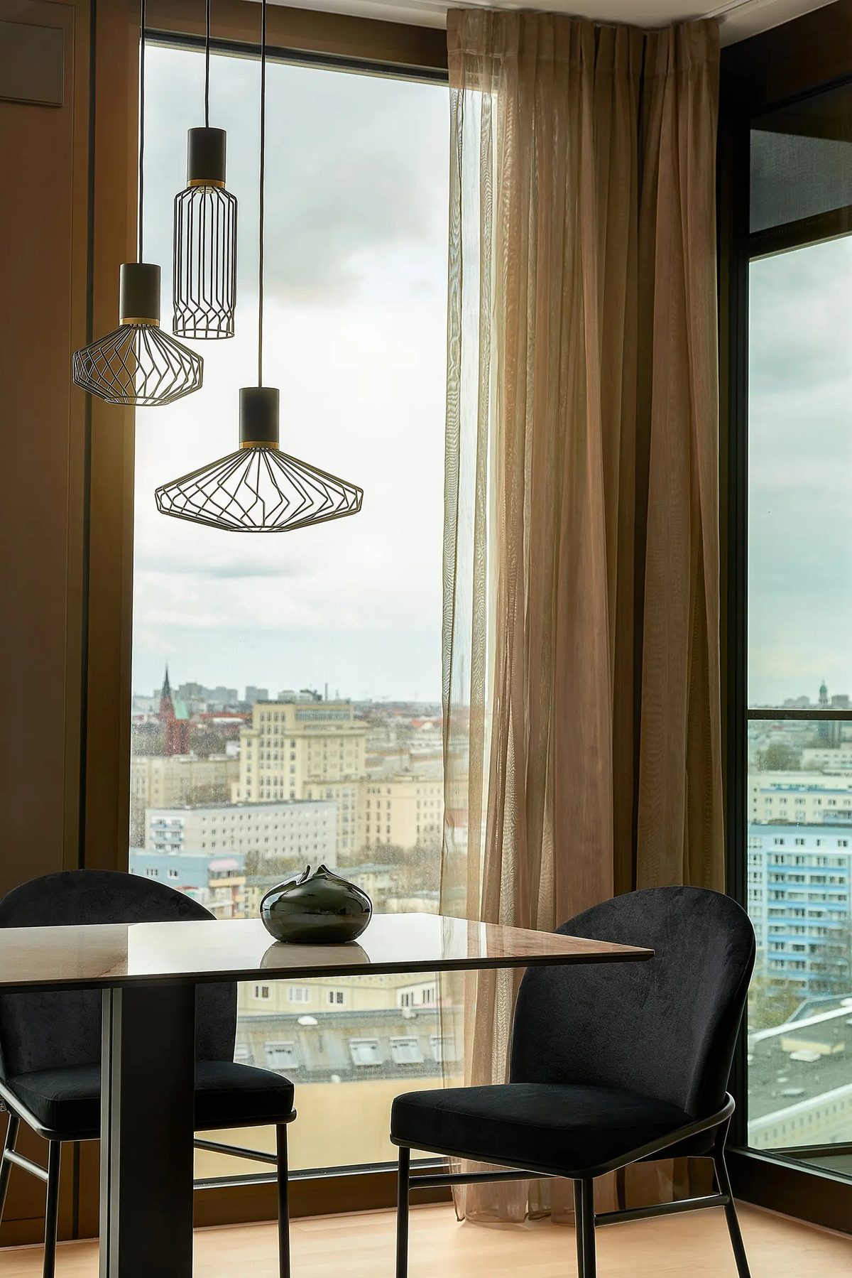 Leonardo Hotel Berlin Friedrichstraße · Wohnbereich mit Blick auf Reichstag