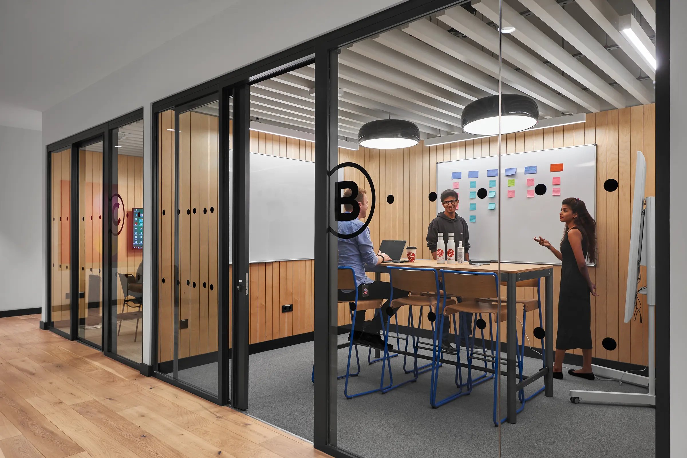 Fotograf Karlsruhe · Modernes B2B-Office Meeting-Setting, Glas-Meeting-Room