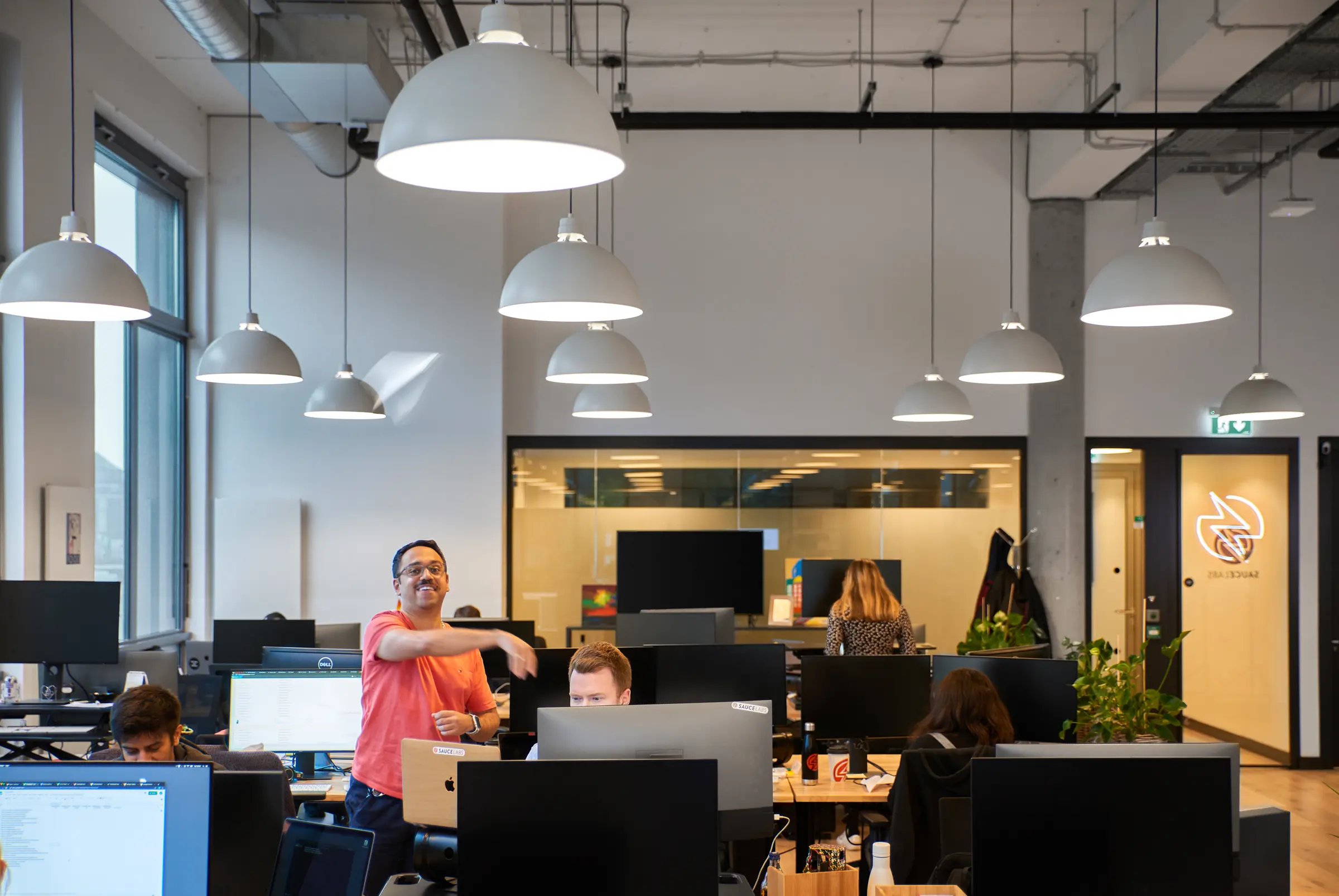Fotograf Mannheim · Open-Plan-Office mit großen Pendelleuchten, Tech-Atmosphäre
