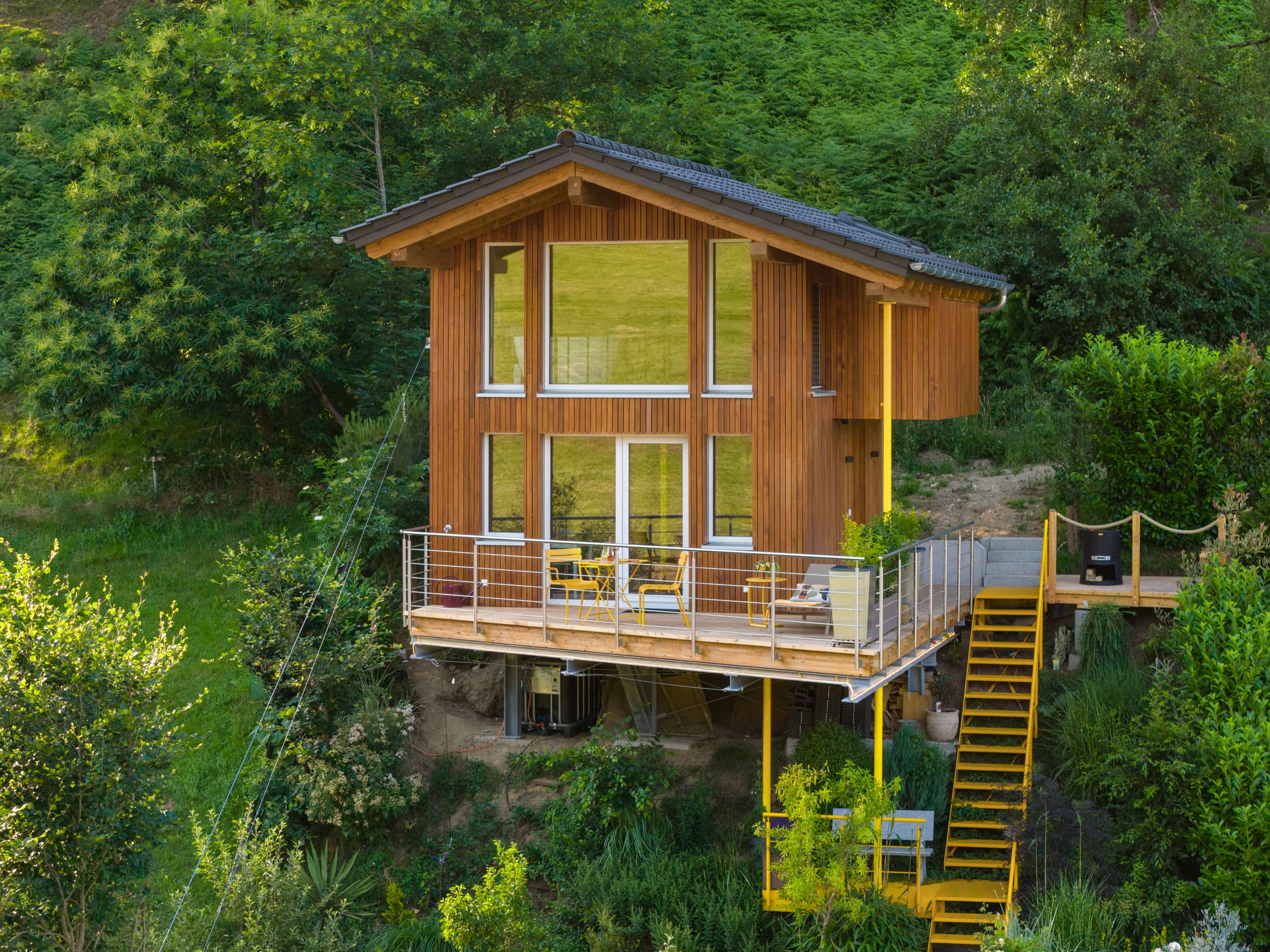 Ferienhaus Haus Wittelsbach in Oberried bei Freiburg, Holzbau mit großer Verglasung im Abendlicht
