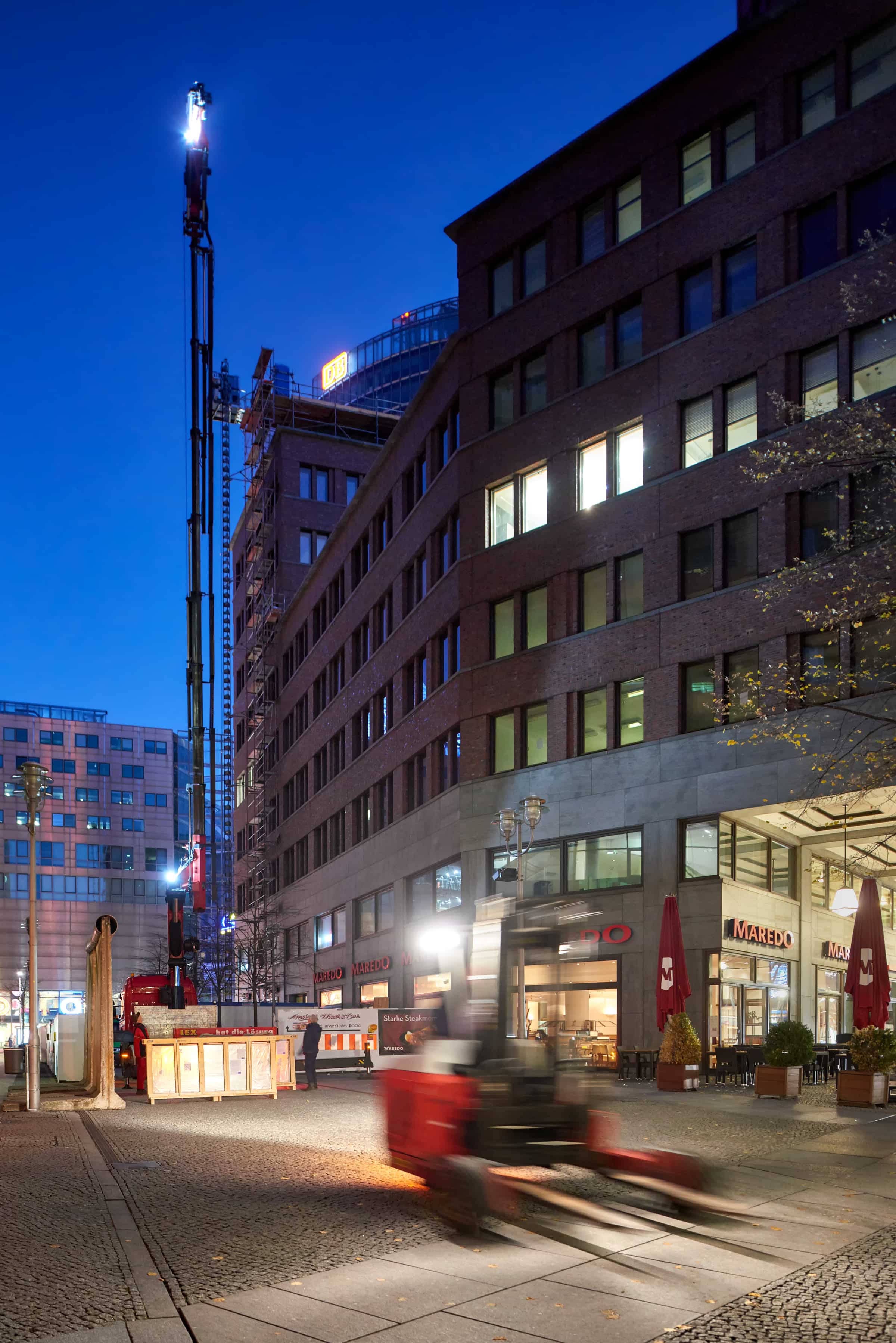 TTB Baustelle Potsdamer Platz Kollhoff Tower Berlin · Bohrkran Dämmerung