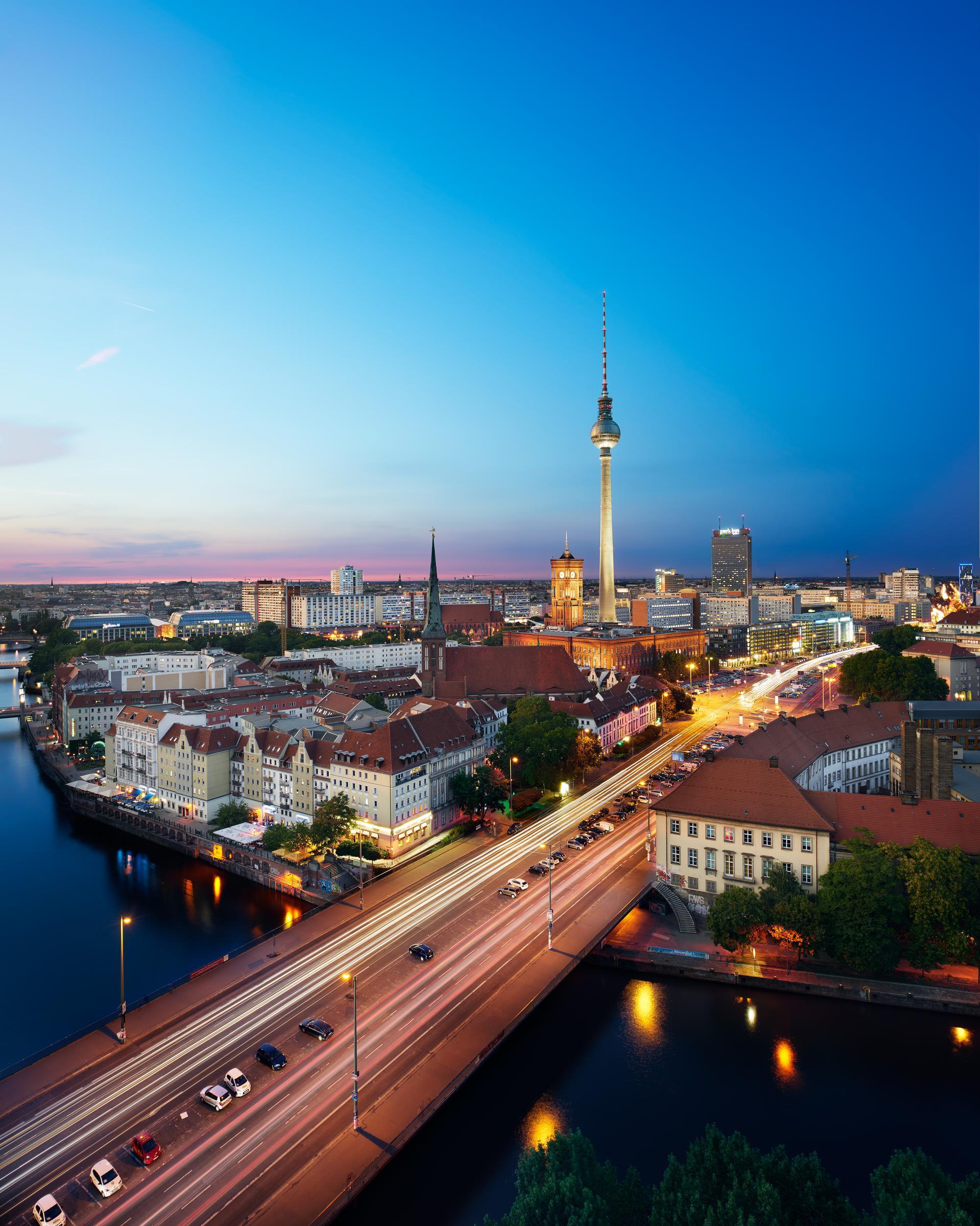 Berlin Panorama, Fernsehturm und Skyline zur blauen Stunde