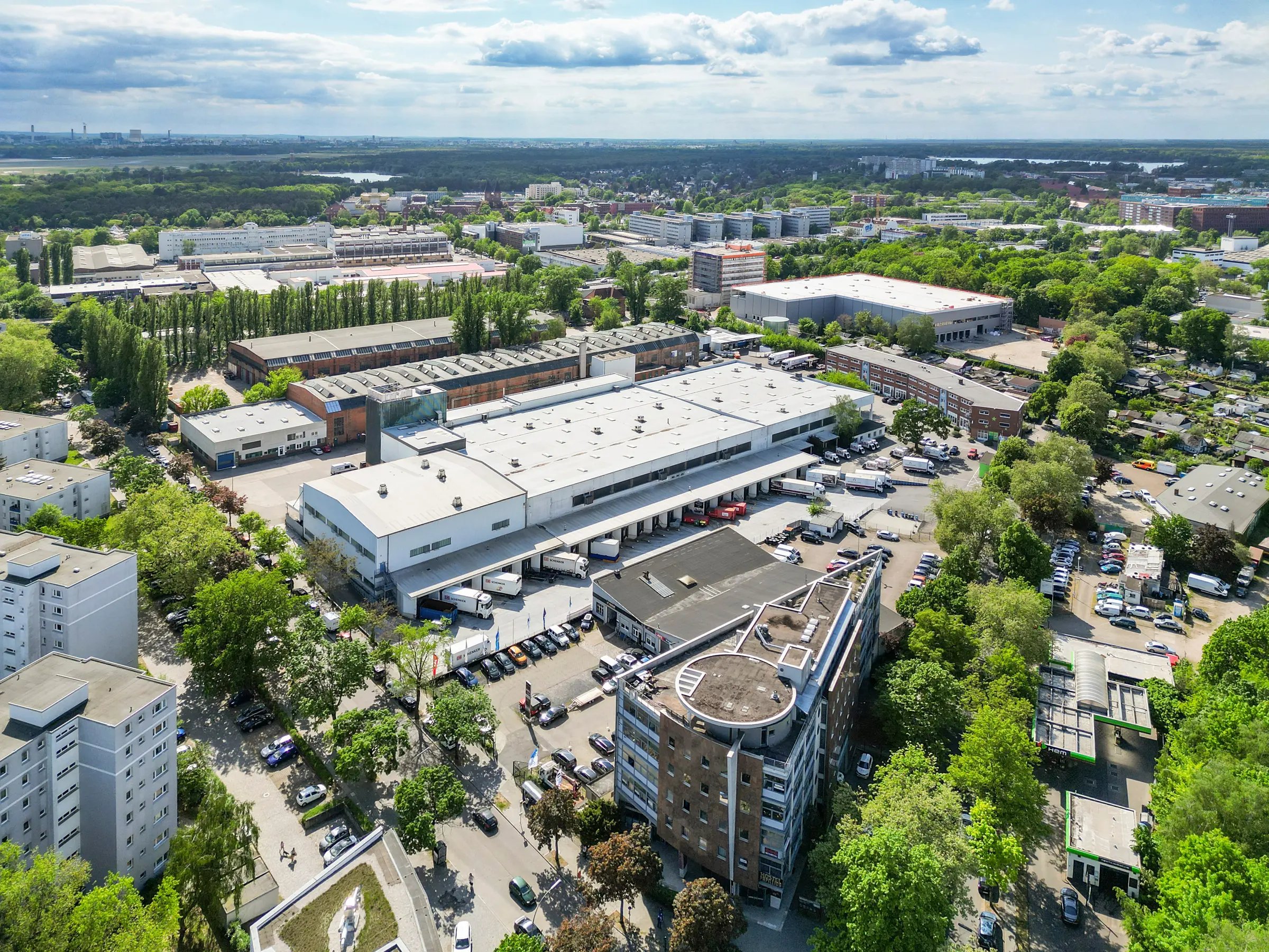 Industriefotografie: Produktionsanlage mit Blick auf Maschinenpark