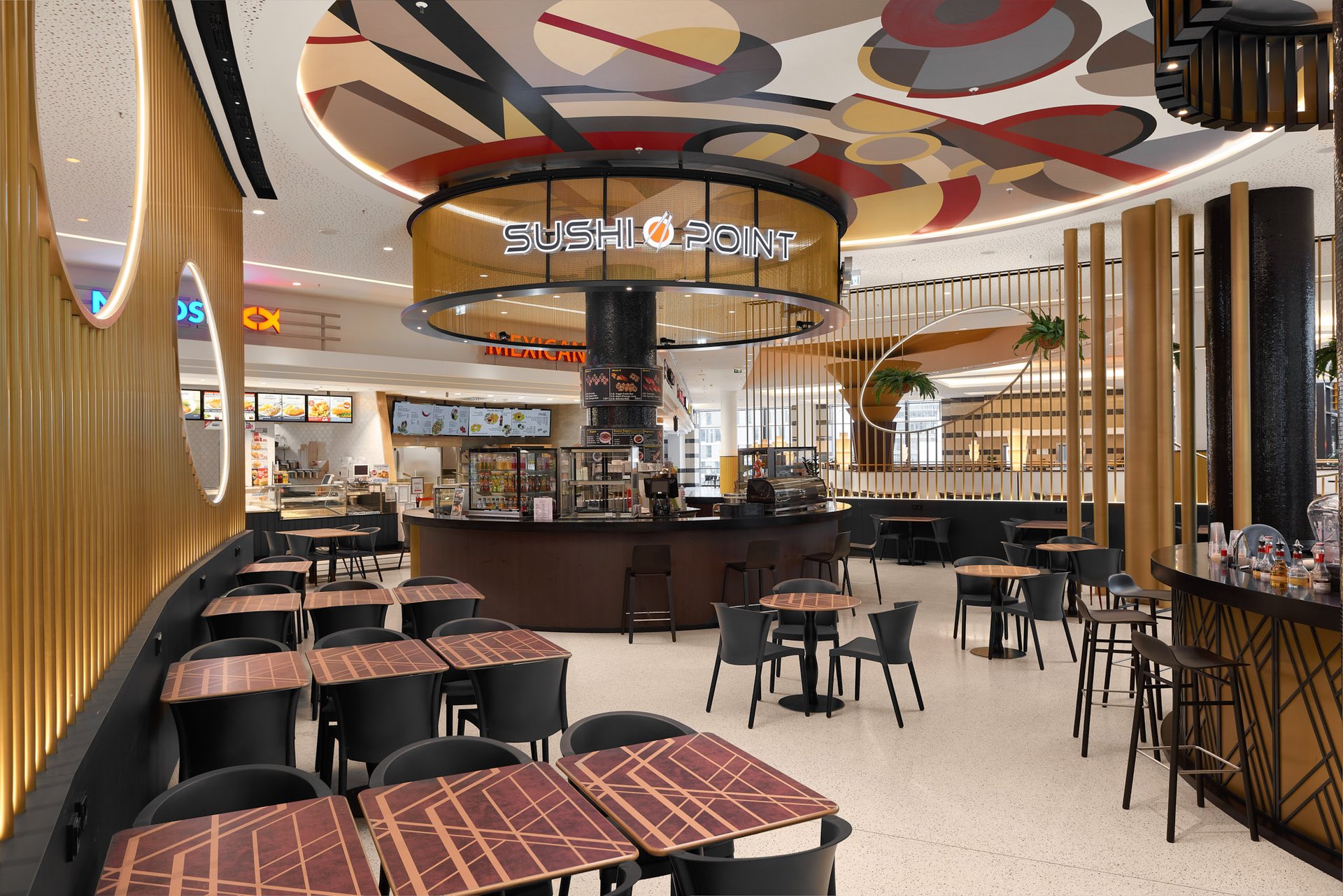 HTP Handwerksgruppe, ALEXA Berlin: Ein Innenraum mit Tischen und Stühlen, einer Sushi-Bar und einer Decke mit geometrischen Mustern