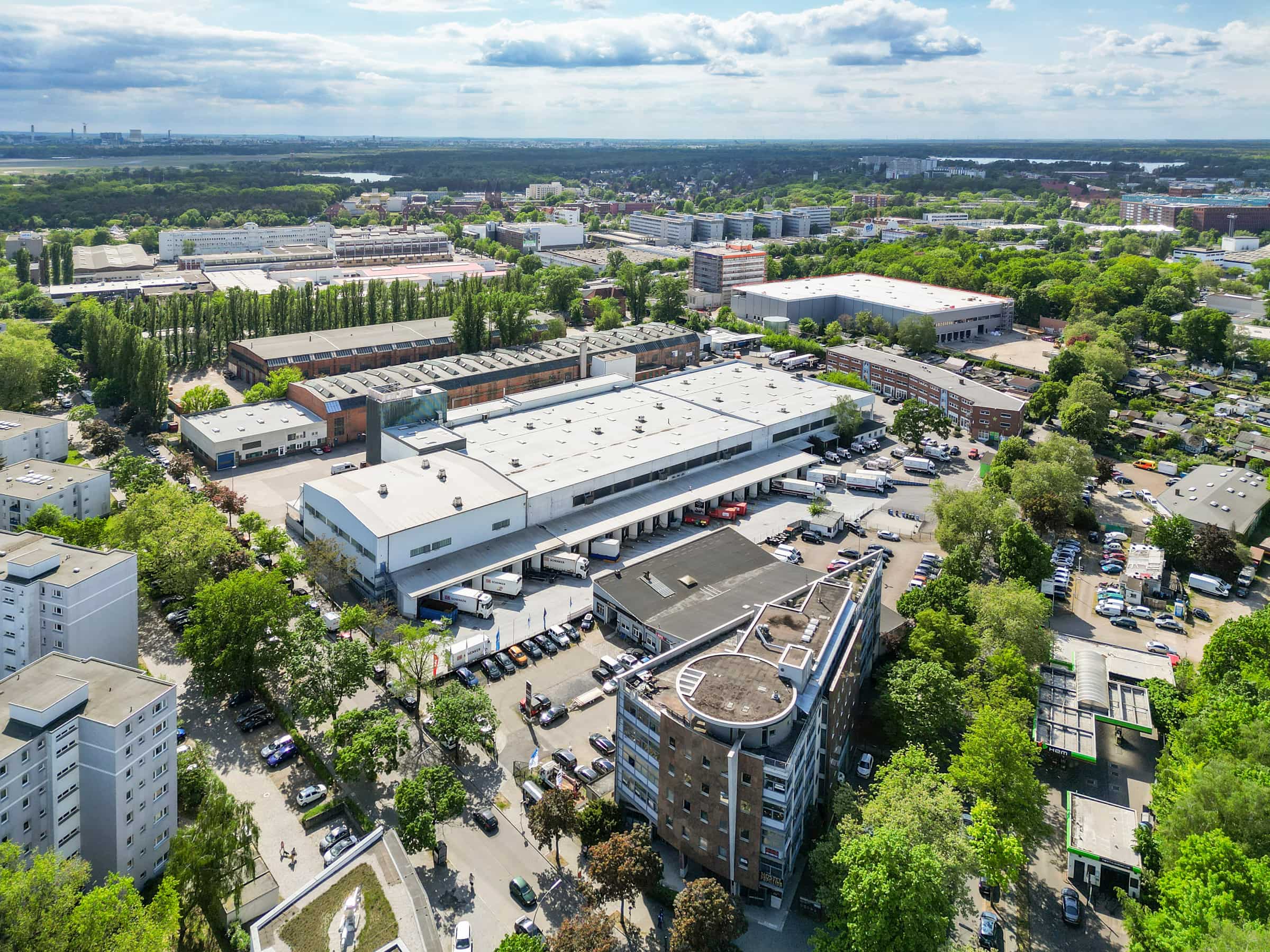 Industriefotograf Karlsruhe · Drohnen-Luftaufnahme Industriegebäude mit Stadt im Hintergrund