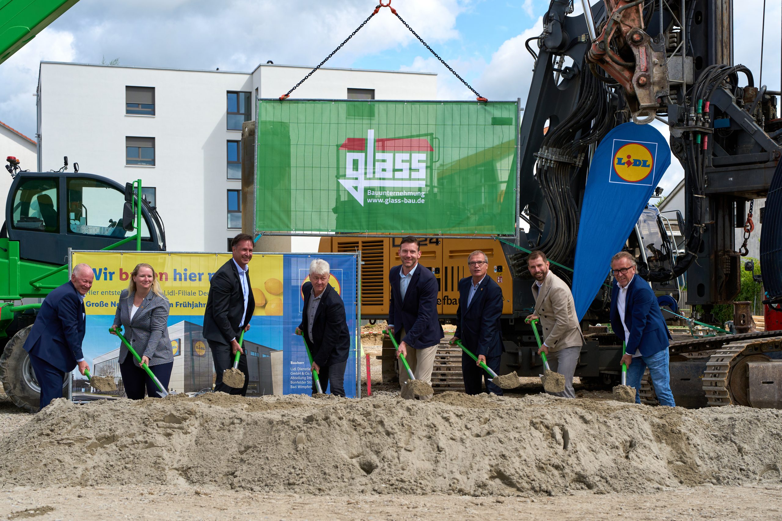 Spatenstich für die größte Lidl-Filiale Deutschlands in Rheinfelden, Spaten und aufgeworfener Sand auf der Baustelle